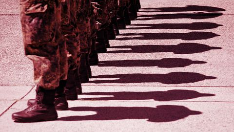 Bundeswehr Soldaten stehen in Uniform in einer Reihe man sieht die Beine bis zu den Knien und die Schatten die sie werfen