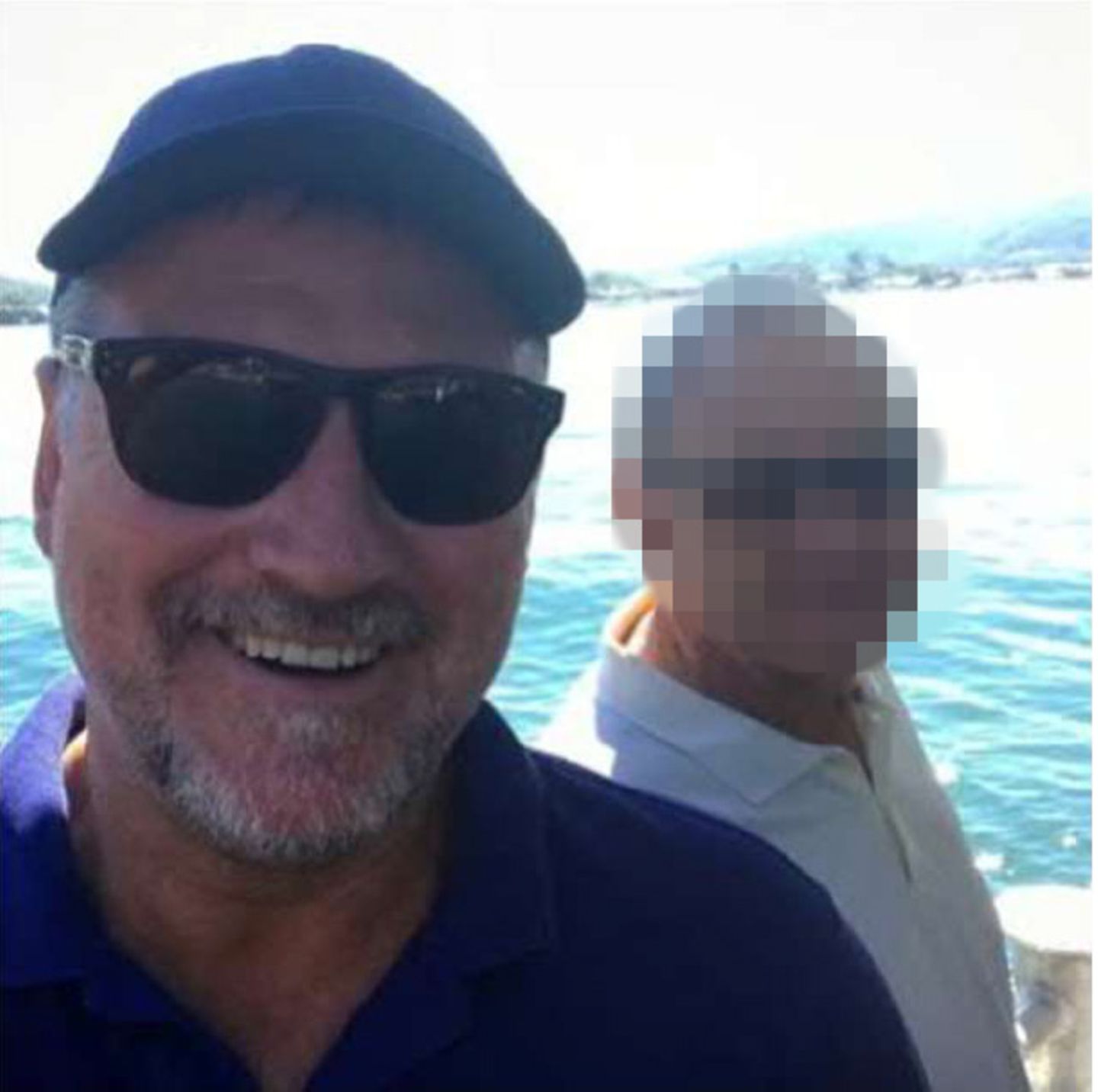 Der falsche Bruder Claudio the Juicer mit einem anderen Mann auf einer Jacht