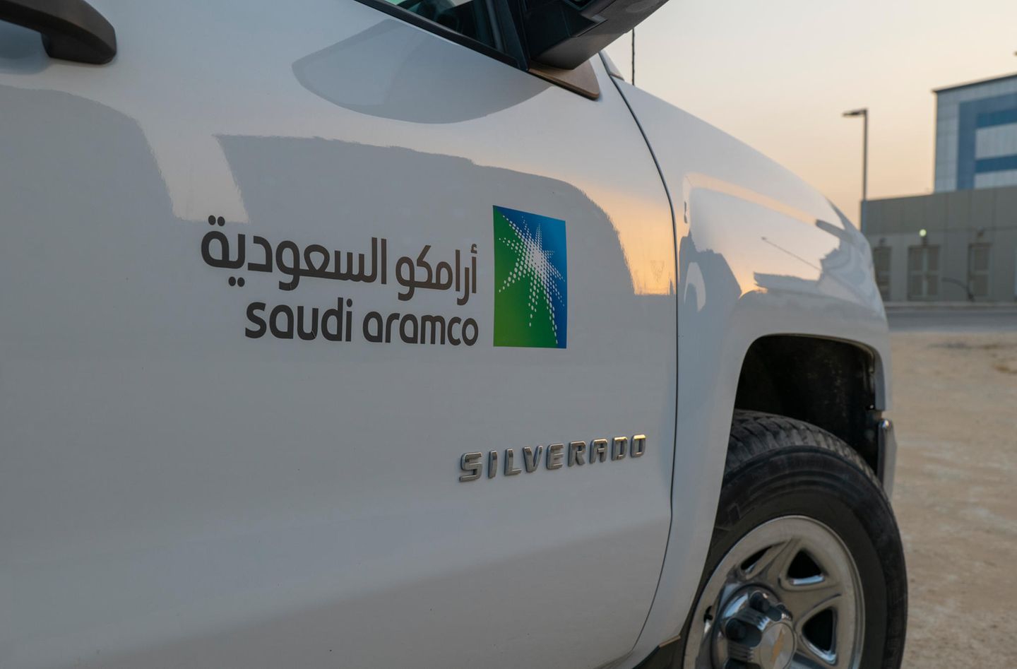Saudi Aramco-Logo auf einem Auto