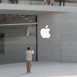 Mann fotografiert Apple-Logo