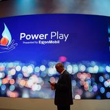 Mann steht vor Exxon Mobil-Logo