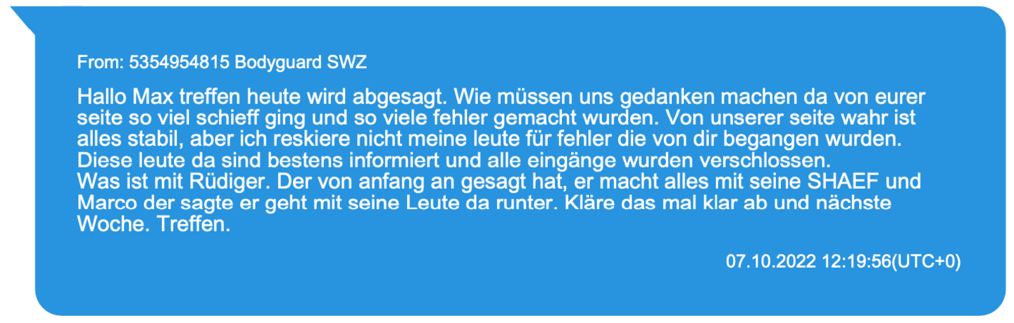 Die Reichsbürger glaubten sich ihrem Ziel offenbar so nah, Eder hatte das letzte Geld zusammengekratzt und dann sowas: Die Eingänge seien zu, die Hoffnungen zerplatzt, schreiben die Brüder am 7. Oktober 2022 an Eder. Und schuld seien natürlich nicht die Brüder, sondern die Reichsbürger selbst. Zwei Monate später werden Eder, Pescatore und andere Mitglieder und Unterstützer der mutmaßlichen Terrorvereinigung festgenommen. 26 von ihnen sitzen heute in Untersuchungshaft. Und was ist mit den Waffen?