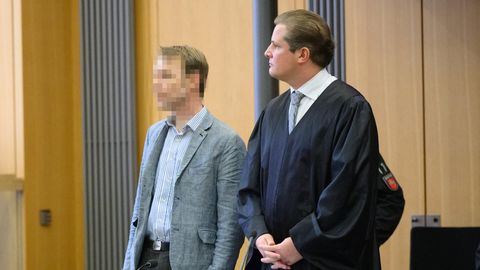 Christian B. vor Gericht in Braunschweig neben seinem Verteidiger Friedrich Fülscher