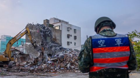 Rettungsteams reißen ein eingestürztes Gebäude nach dem Erdbeben in Taiwan ab