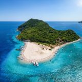 Zakynthos, Ithaka, Kefalonia, Lefkada, Paxos und Korfu bilden die Ionischen Inseln von Griechenland. Die Inselgruppe liegt im Ionischen Meer und beherbergt bezaubernde Wälder, zerklüftete Küstenstreifen und teilweise türkisblaues Wasser.   Strände: 502  davon mit Blauer Flagge: 43  Sonnenstunden pro Jahr: 2538  Durchschnittliche Wassertemperatur: 22 Grad Celsius  Surf-Angebote: 20