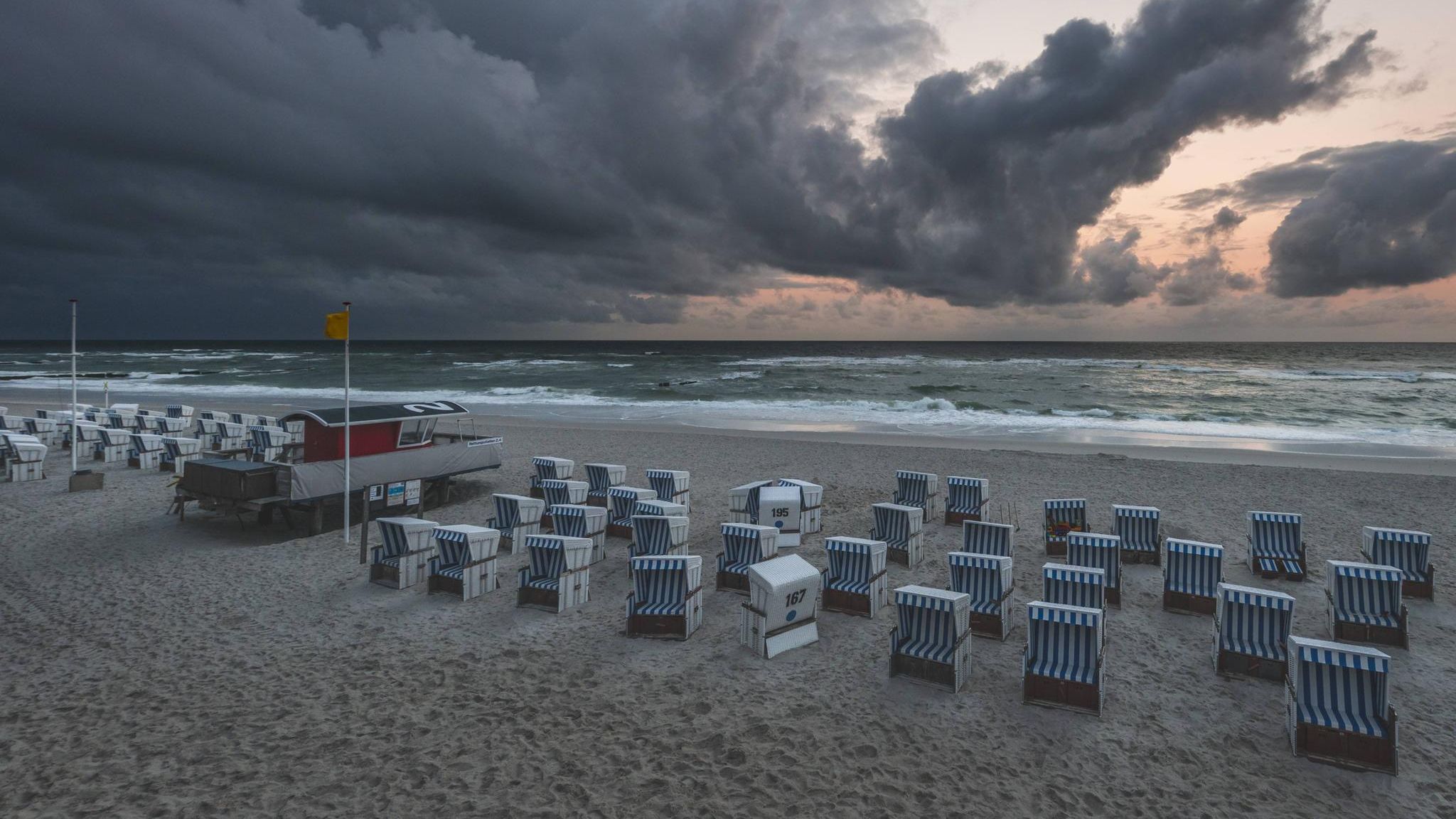 dunkle Wolken über dem Strand von Sylt