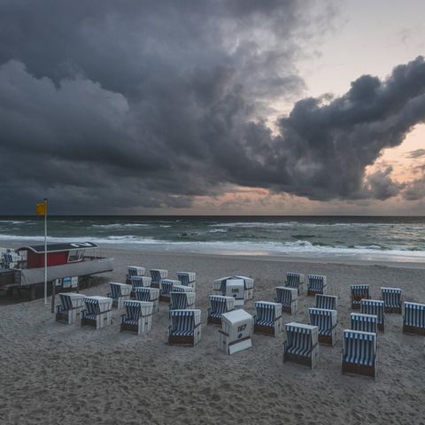 dunkle Wolken über dem Strand von Sylt