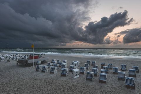 dunkle Wolken über dem Strand von Sylt