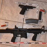 Die Ermittler hörten mehrere Gespräche innerhalb der Gruppe Reuß ab, die darauf schließen lassen, dass die Brüder auch Waffen kaufen sollten. Mehrmals war die Rede davon, die R.s hätten zwei Kisten auf einem Bauernhof in Österreich deponiert. In seiner Anklage kam der Generalbundesanwalt zu dem Schluss, dass auch diese Kisten vermutlich nur im Märchenland existierten. Er und die Polizei fanden keinen Hinweis, dass die Brüder auch nur eine Waffe geliefert hatten. Allerdings waren die mutmaßlichen Terroristen auch so gut bewaffnet. Die Ermittler stellten bei Razzien fast 400 Schusswaffen und 148.000 Munitionsteile sicher. Und was wurde aus den Gebrüdern R.?