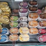 Cremissimo-Eis  Hersteller Unilever hat die Packungen im Eisregal geschrumpft. Laut Verbraucherzentrale Hamburg enthalten die Sorten der Marke Cremissimo nur noch 825 statt 900 ml Eis pro Packung. Auch das Magnum-Eis ist still und heimlich etwa kleiner geworden – 100 statt 110 ml pro Stieleis. Als Grund nennt Unilever "Produktverbesserungen" in Form leicht geänderter Rezepturen. "Diese Produktverbesserungen sind unseres Erachtens aber sehr überschaubar und rechtfertigen auf keinen Fall versteckte Preiserhöhungen in dieser Größenordnung", ärgert sich die Verbraucherzentrale. Zudem hätten sich die Rezepturen auch nicht bei allen Sorten verbessert. So ist das Cremissimo-Eis "Bourbon Vanille" unverändert, wird aber neben der "Familiengröße" von 1300 ml seit diesem Jahr auch im Format 900 ml angeboten – in einigen Supermärkten sogar nebeneinander zum identischen Preis von 3,99 Euro. Da sollte man genau schauen, zu welcher Packung man greift. (Stand: April 2024)