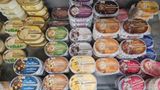 Cremissimo-Eis  Hersteller Unilever hat die Packungen im Eisregal geschrumpft. Laut Verbraucherzentrale Hamburg enthalten die Sorten der Marke Cremissimo nur noch 825 statt 900 ml Eis pro Packung. Auch das Magnum-Eis ist still und heimlich etwa kleiner geworden – 100 statt 110 ml pro Stieleis. Als Grund nennt Unilever "Produktverbesserungen" in Form leicht geänderter Rezepturen. "Diese Produktverbesserungen sind unseres Erachtens aber sehr überschaubar und rechtfertigen auf keinen Fall versteckte Preiserhöhungen in dieser Größenordnung", ärgert sich die Verbraucherzentrale. Zudem hätten sich die Rezepturen auch nicht bei allen Sorten verbessert. So ist das Cremissimo-Eis "Bourbon Vanille" unverändert, wird aber neben der "Familiengröße" von 1300 ml seit diesem Jahr auch im Format 900 ml angeboten – in einigen Supermärkten sogar nebeneinander zum identischen Preis von 3,99 Euro. Da sollte man genau schauen, zu welcher Packung man greift. (Stand: April 2024)