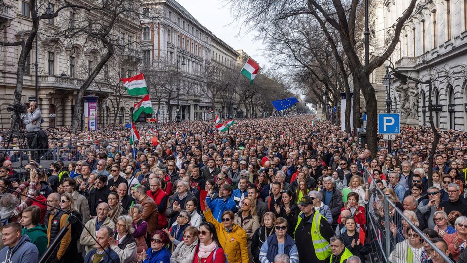 Massaal protest tegen de Orbán-Regierung, angeführt von Péter Magyar, in maart 2024