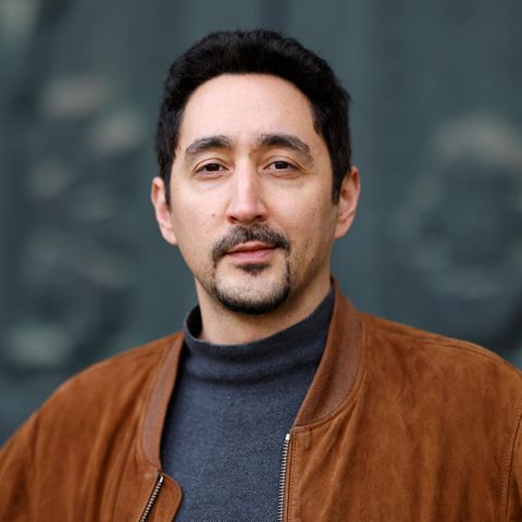 Eko Fresh schaut in die Kamera.