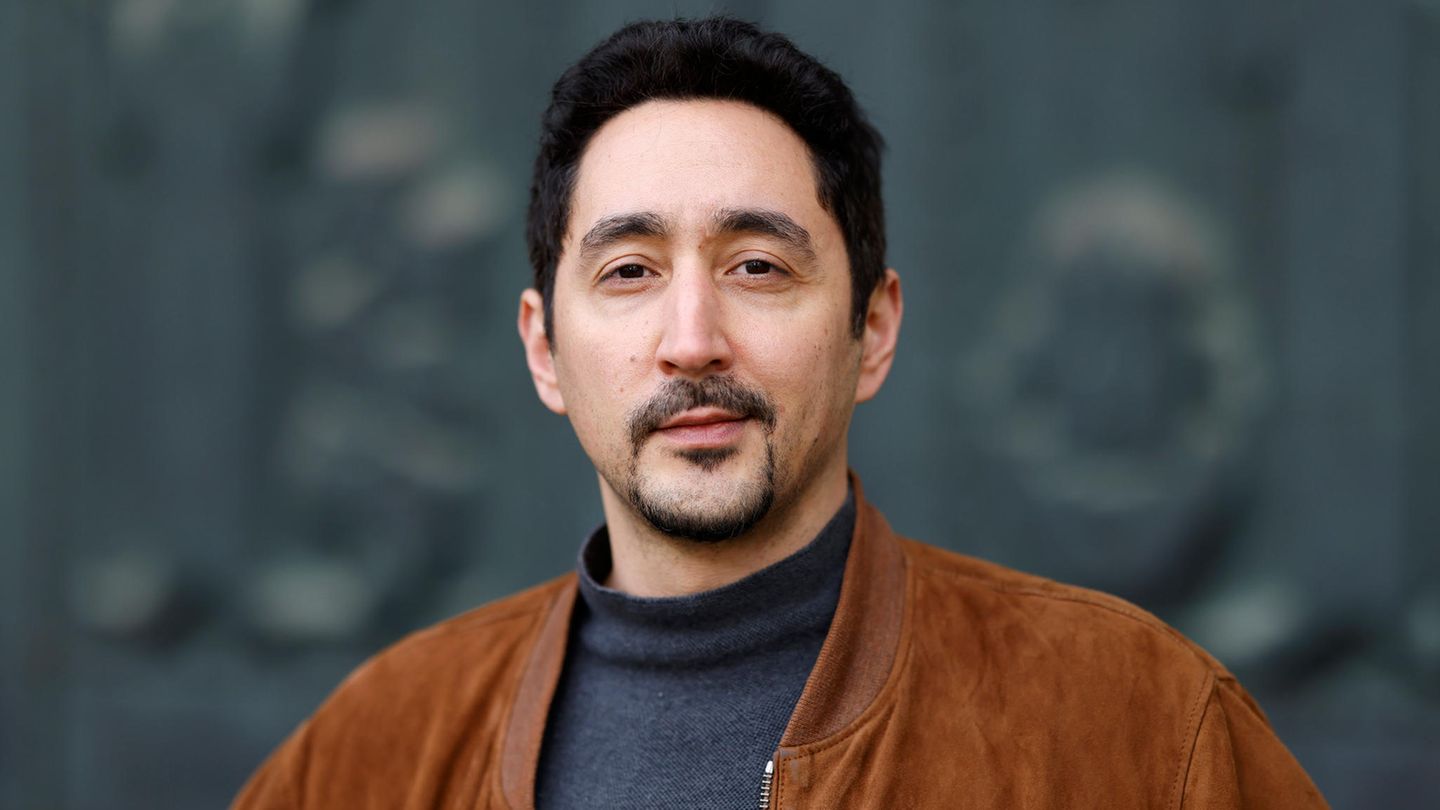 Eko Fresh schaut in die Kamera.