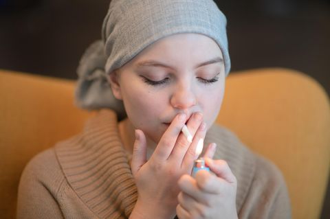 Ein Mädchen mit einem Kopftuch raucht gegen eine Chronische Krankheit einen Cannabis Joint