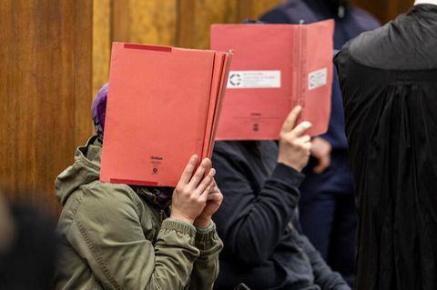 Angeklagte auf der Anklagebank im Duisburger Gericht