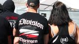 Zwei Besucher des Rechtsrock-Festivals "Schild und Schwert" in Thüringen