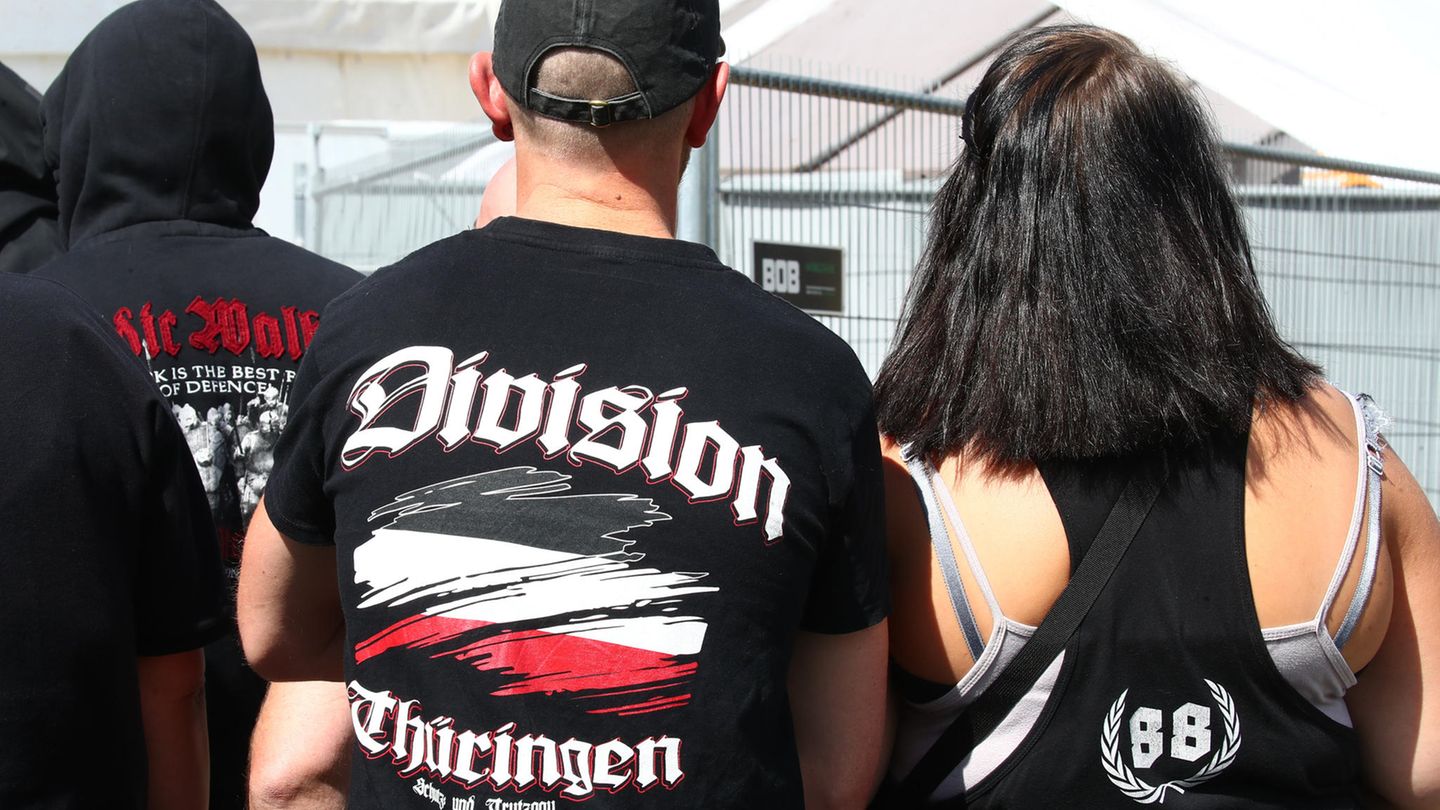 Zwei Besucher des Rechtsrock-Festivals "Schild und Schwert" in Thüringen
