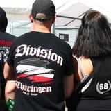 Zwei Besucher des Rechtsrock-Festivals "Schild und Schwert" in Thüringen