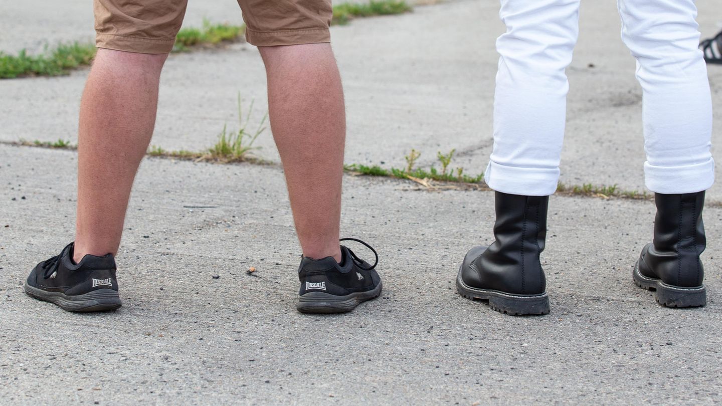 Zwei Männer stehen mit markantem Schuhwerk auf dem Areal des „Schild und Schwert“-Festivals
