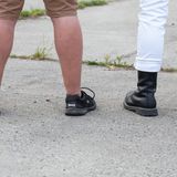 Zwei Männer stehen mit markantem Schuhwerk auf dem Areal des „Schild und Schwert“-Festivals