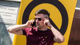Diesen Nazi kennen inzwischen viele Menschen. Es ist der österreichische Identitäre Martin Sellner, Zentralfigur des Potsdamer Geheimtreffens, wo er seine rassistischen Vertreibungsphantasien vorstellte. Hier posiert er vor dem markigen Logo der "Identitären Bewegung", als deren Kopf er gilt. Das Symbol der Identitären soll auf den griechischen Buchstaben Lamda anspielen, wirkt aber dann doch eher wie eine Nazi-Rune als wie ein antiker Buchstabe. Auf diesem Bild scheint der modisch sonst eher unverfängliche Sellner eine provokative Gratwanderung zu wagen. Der Aufnäher auf seinem T-Shirt im identitären Weinrot soll wohl auf das Emblem der völkischen Vereinigung "Artgemeinschaft – Germanische Glaubens-Gemeinschaft wesensgemäßer Lebensgestaltung" anspielen, das einen Adler beim Fischfang zeigt. 2023 verbot Bundesinnenministerin Nancy Faeser die Organisation, weil sie völkisch-rassistisches, revisionistisches und antisemitisches Gedankengut vertrat. Natürlich wird Sellner zu seiner Verteidigung sagen: "Aber da ist doch gar kein Fisch zu sehen. Das ist doch einfach nur ein Adler." Aber so funktioniert eben das Spiel mit heimlichen Codes und Anspielungen: erst andeuten, dann abstreiten. Die Eingeweihten werden schon Bescheid wissen.