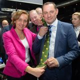 Beatrix von Storch schenkt Tino Chrupalla eine Dackelkrawatte