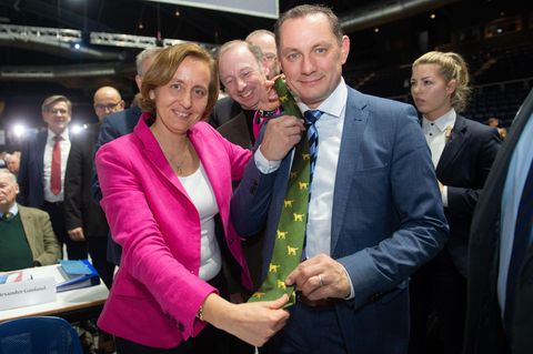 Beatrix von Storch schenkt Tino Chrupalla eine Dackelkrawatte