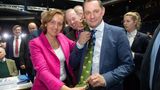Beatrix von Storch schenkt Tino Chrupalla eine Dackelkrawatte