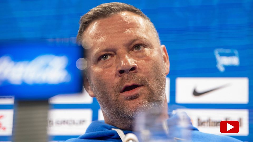 Hertha-Trainer Pal Dardai verlässt eine Pressekonferenz vor dem Spiel gegen den SC Paderborn nach einer Reporterfrage