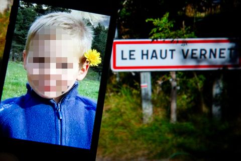 Das Porträt des kleinen Émile ist neben einem Ortsschild in Frankreich zu sehen
