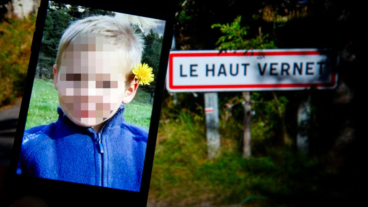 Das Porträt des kleinen Émile ist neben einem Ortsschild in Frankreich zu sehen