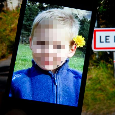 Das Porträt des kleinen Émile ist neben einem Ortsschild in Frankreich zu sehen