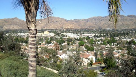 Los Angeles' Stadtteil Sylmar mit San Gabriel Mountains im Hintergrund
