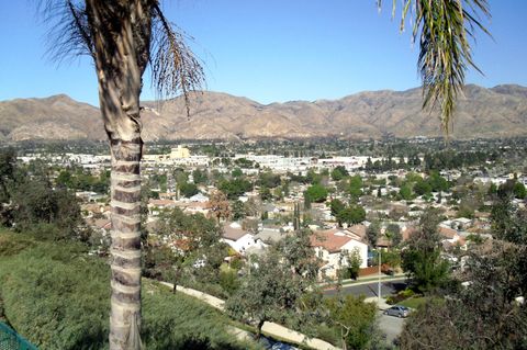 Los Angeles' Stadtteil Sylmar mit San Gabriel Mountains im Hintergrund