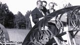 Wernher von Braun mit Modell eines Mondfahrzeugs