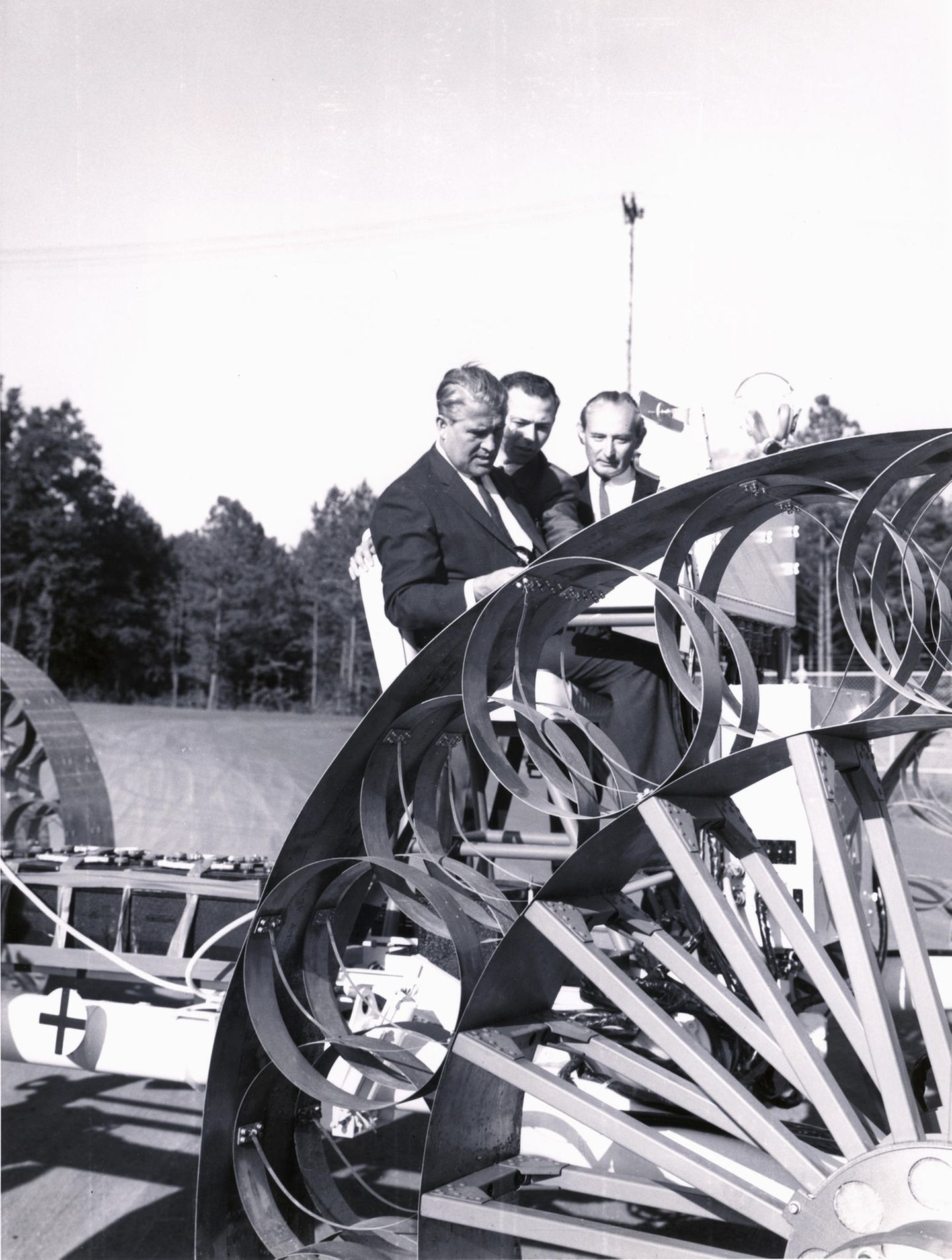 Wernher von Braun mit Modell eines Mondfahrzeugs