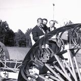 Wernher von Braun mit Modell eines Mondfahrzeugs