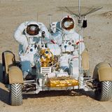 Zwei Astronauten testen das Mondauto