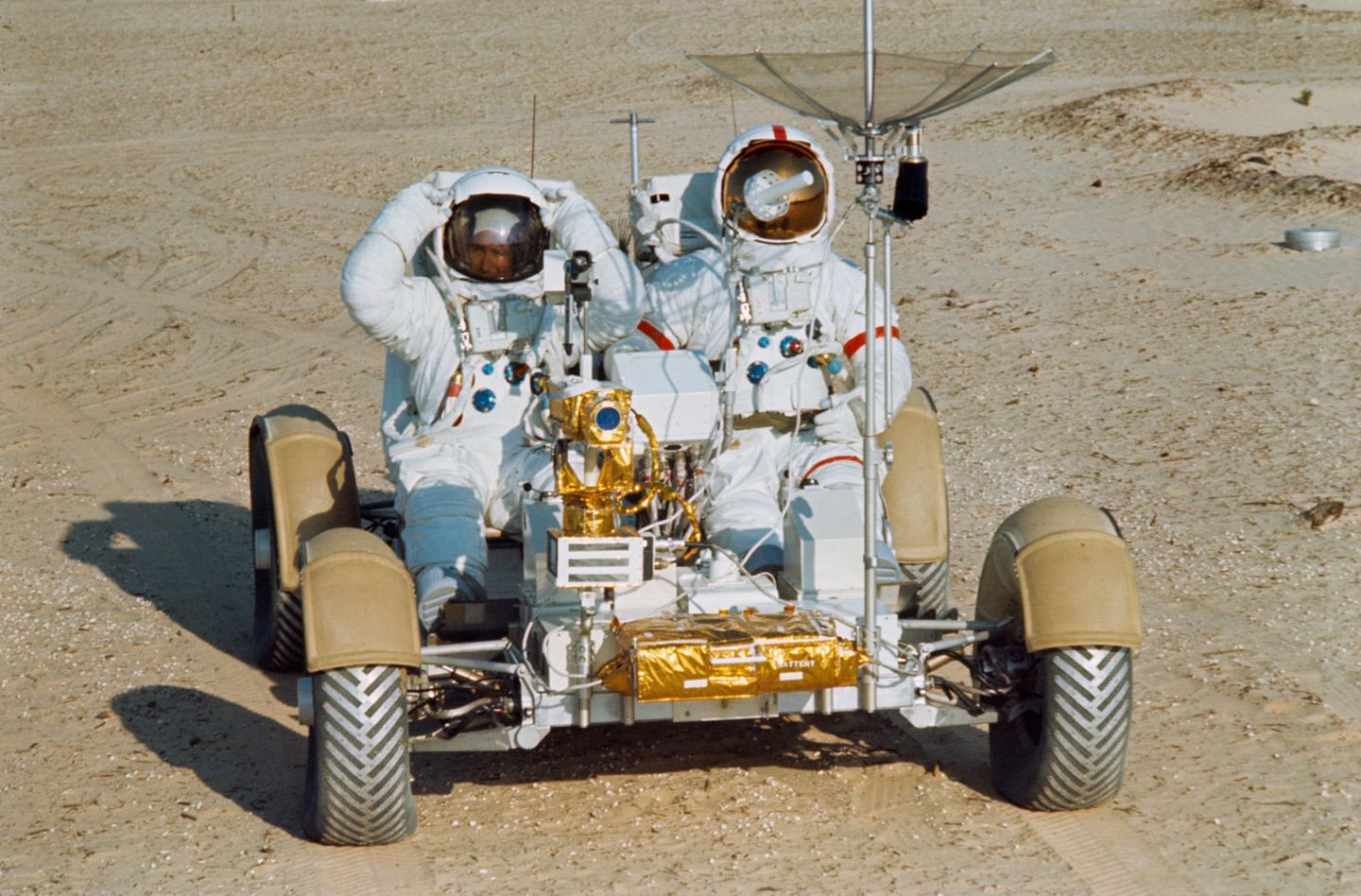 Zwei Astronauten testen das Mondauto