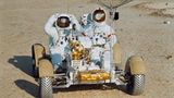 Zwei Astronauten testen das Mondauto