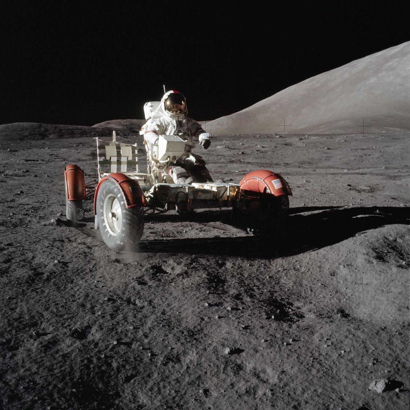 Bei der Apollo 17-Mission im Jahr 1972 kommt das Mondauto letztmalig zum Einsatz. Eugene Cernan unternimmt eine kurze Testfahrt in der Nähe des Taurus-Littrow-Landeplatzes. Später wird das Vehikel noch mit Antennen, einer Kameraeinheit, wissenschaftlichen Geräten und Werkzeug ausgestattet. 