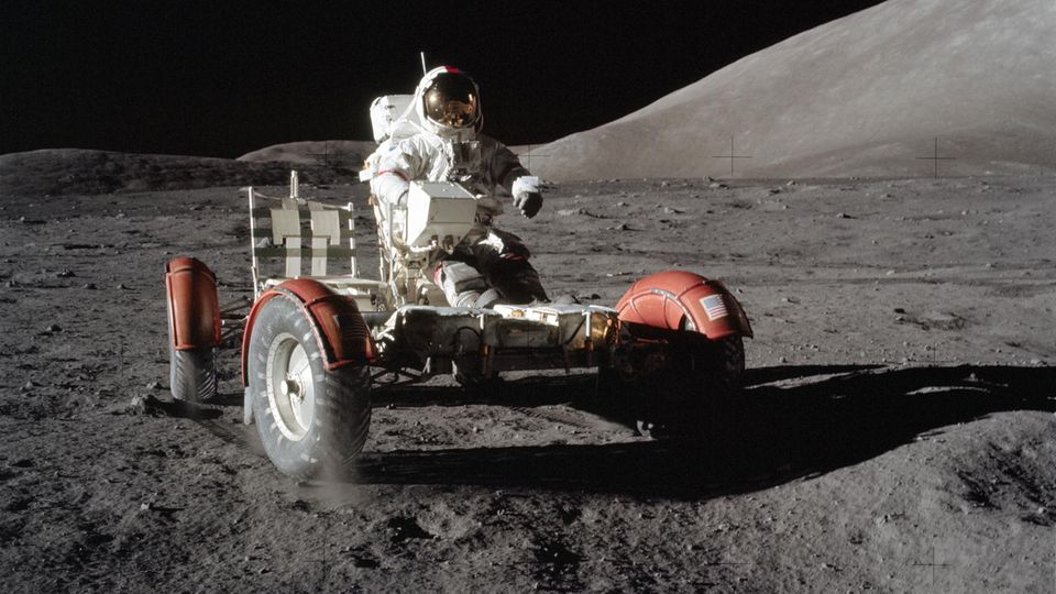 Bei der Apollo 17-Mission im Jahr 1972 kommt das Mondauto letztmalig zum Einsatz. Eugene Cernan unternimmt eine kurze Testfahrt in der Nähe des Taurus-Littrow-Landeplatzes. Später wird das Vehikel noch mit Antennen, einer Kameraeinheit, wissenschaftlichen Geräten und Werkzeug ausgestattet. 