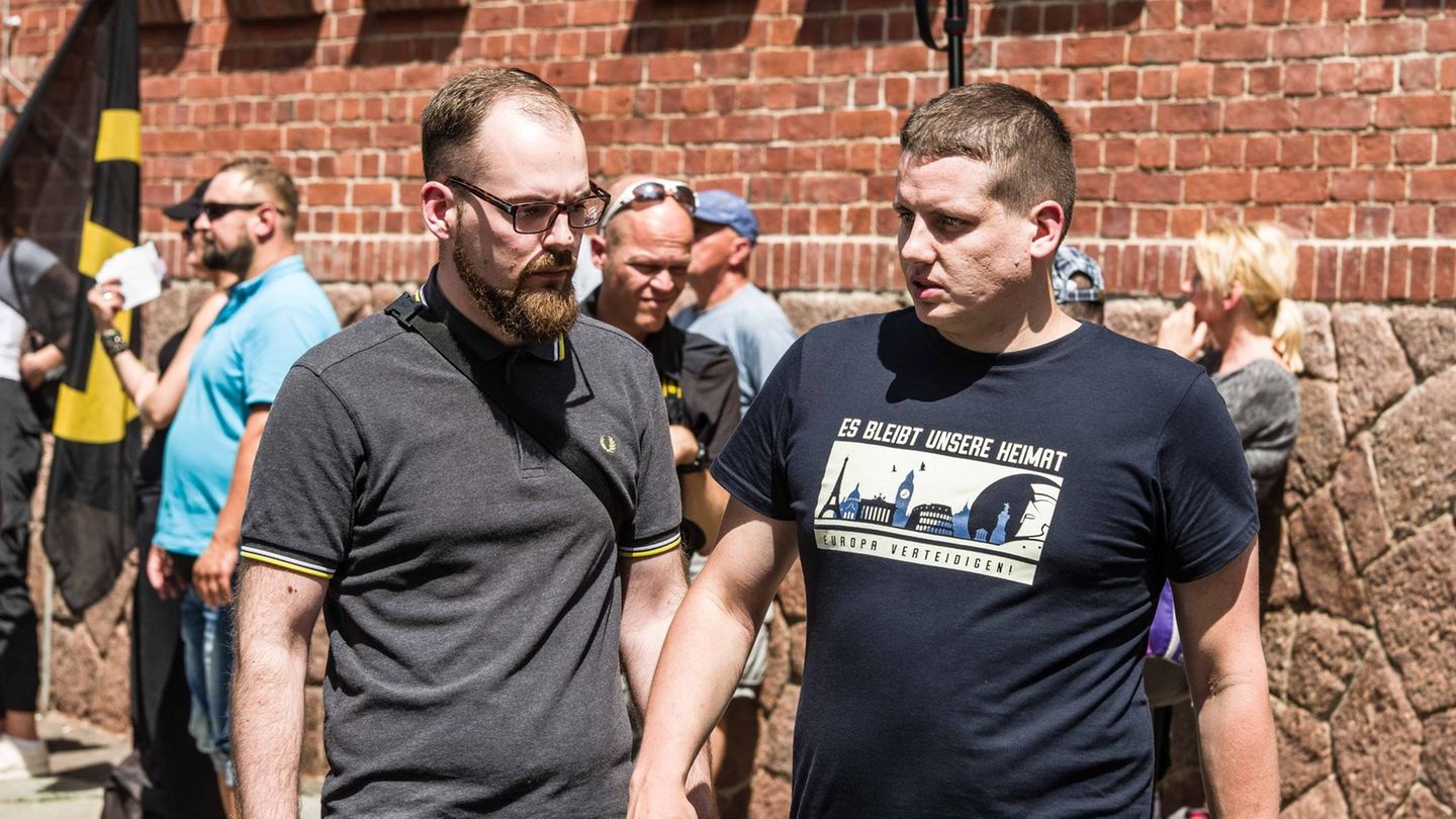 Links auf dem Bild sehen wir wieder einen Nipster: Designer-Bart und dicke Kastenbrille. Der Styler könnte auch in einem angesagten Social Startup im Prenzlauer Berg PR-Kampagnen für Seenotrettung entwerfen. Das wird er aber ganz sicher nicht tun. Denn es handelt sich bei dem Nazi-Hipster um den Identitären Robert Timm, der sich vor allem vor Überfremdung in Europa durch Migranten fürchtet. Diese völkische Kümmernis bringt er hier 2019 auf einer Demo der "Identitären Bewegung" in Sachsen-Anhalt  zum Ausdruck. Dieselben Überfremdungsängste thematisiert auch sein Identitären-Kamerad Daniel Fiss rechts neben ihm unter Zurhilfenahme seines T-Shirt-Aufdruckes. Als stilbewusster Nipster trägt Timm allerdings keine Motiv-Shirts, sondern ein Polohemd von Fred Perry. Die Marke wurde bei Rechtsextremen vor allem wegen ihres Logos beliebt, das einen stilisierten Siegerkranz zeigt, der Rechtsextremen auf der ganzen Welt wohl irgendwie genuin faschistisch zu sein scheint. In den USA wählten die rechtsextremen "Proud Boys" die Hemden von Fred Perry sogar als ihre offizielle Uniform aus. Viele davon erstürmten darin 2021 das Kapitol in Washington. Erfreulicherweise erwarteten sie dann keine Lorbeerkränze, sondern saftige Haftstrafen.
