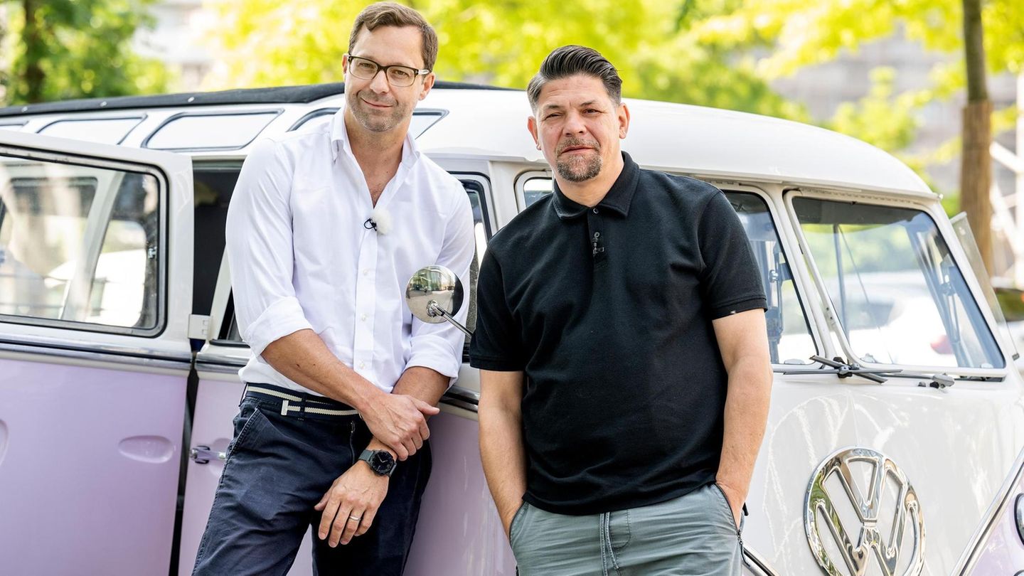 Der österreichische Koch Edi Frauneder (links) und Tim Mälzer fordern sich bei "Kitchen Impossible" in Mälzers Heimat Hamburg heraus