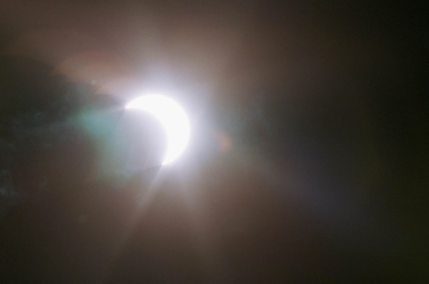 Der Mond steht vor der Sonne. Die Sonne formt eine Sichel
