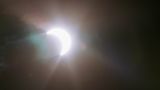 Der Mond steht vor der Sonne. Die Sonne formt eine Sichel