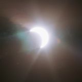 Der Mond steht vor der Sonne. Die Sonne formt eine Sichel