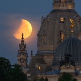 Roter Mond steht über der Dresdener Frauenkirche sowie über der Kuppel der  Kunstakademie