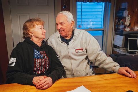 Die Trump Fans Lucy und Gary Brockney sitzen am Esstisch und lächeln sich an